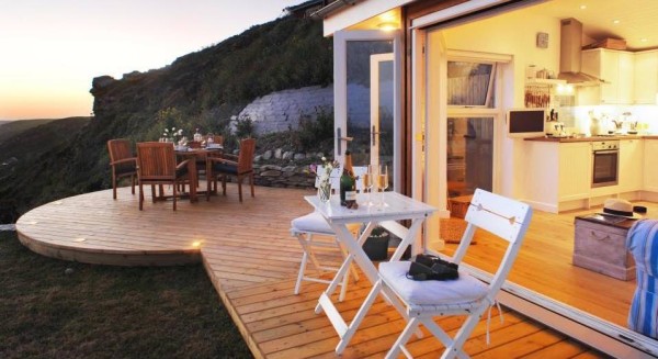320-sq-ft-tiny-beach-cottage-vacation-in-cornwall-018-600x327