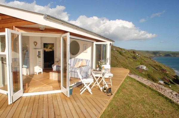 320-sq-ft-tiny-beach-cottage-vacation-in-cornwall-03-600x397