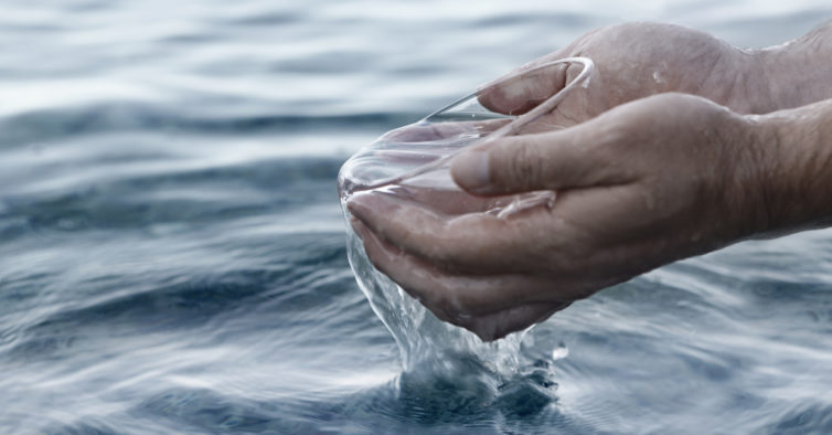 benefícios da água do mar