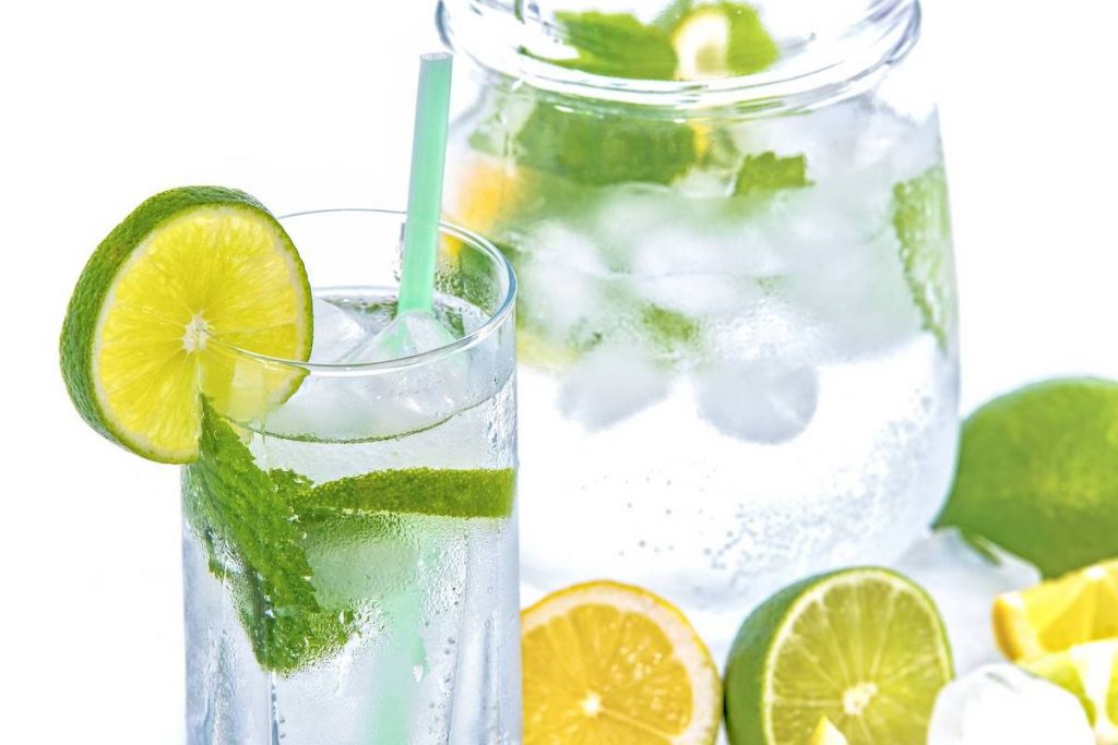 benefícios da água com limão