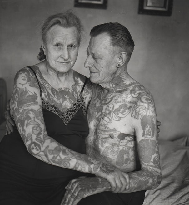 velhos com tatuagens