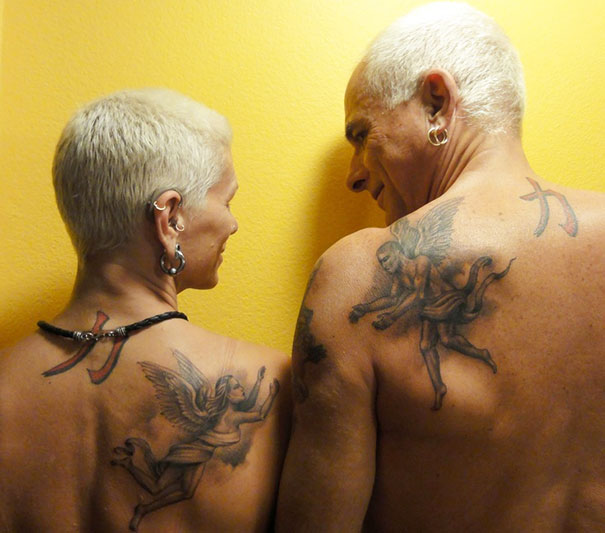 casal de idosos tatuados